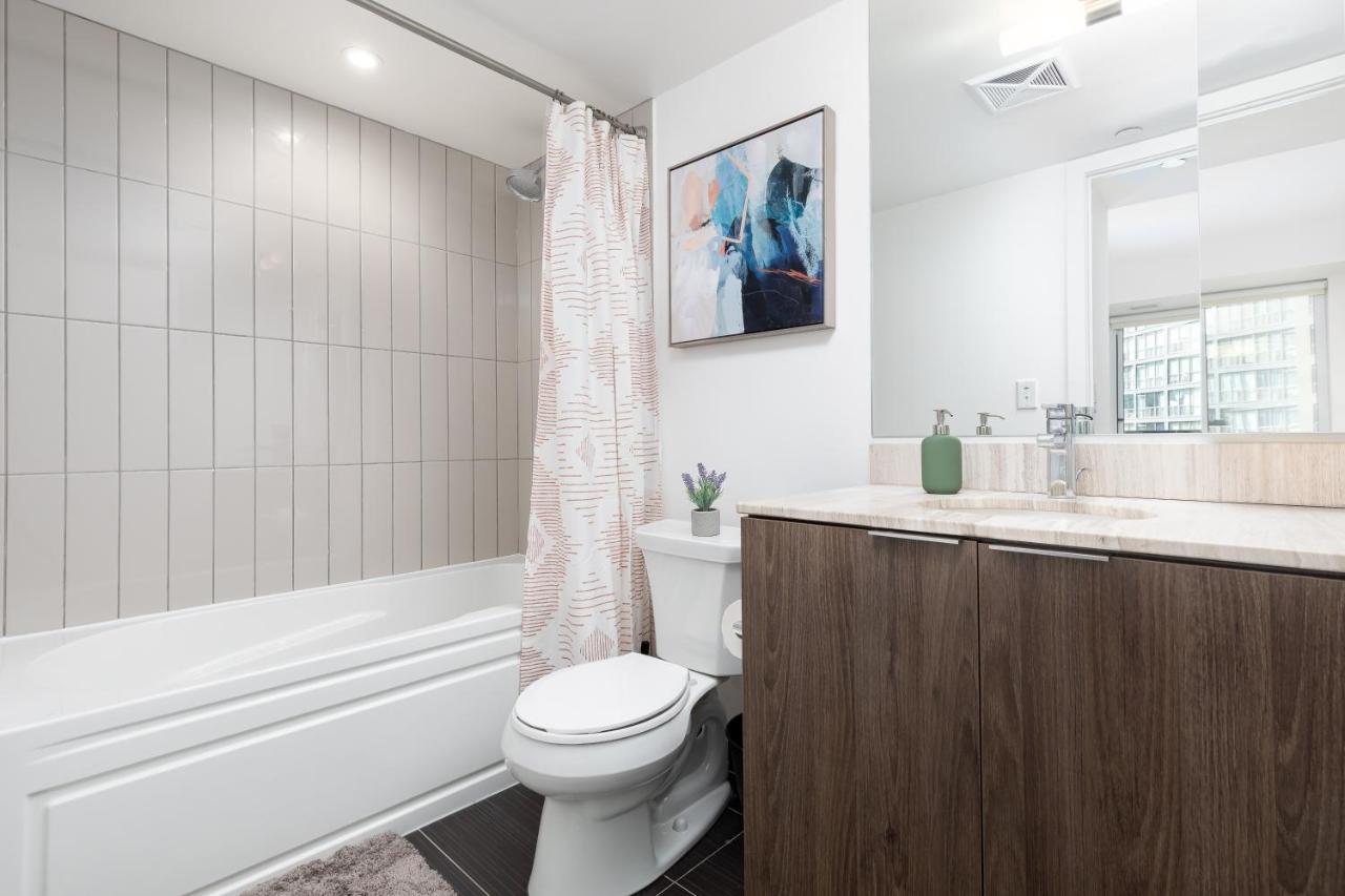 Appartement Upscale & Modern 2Bd + Den 2Ba Heart Of Downtown! à Toronto Extérieur photo