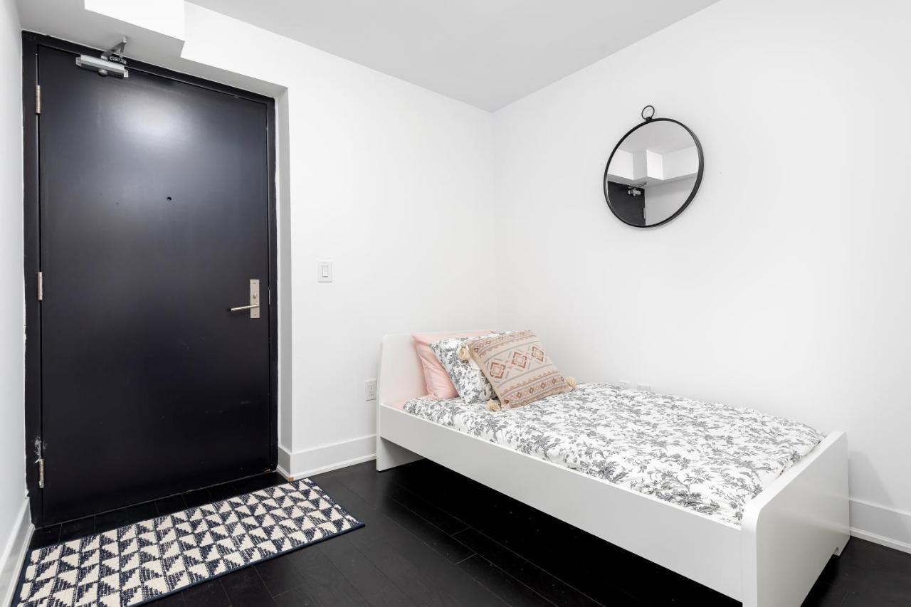 Appartement Upscale & Modern 2Bd + Den 2Ba Heart Of Downtown! à Toronto Extérieur photo