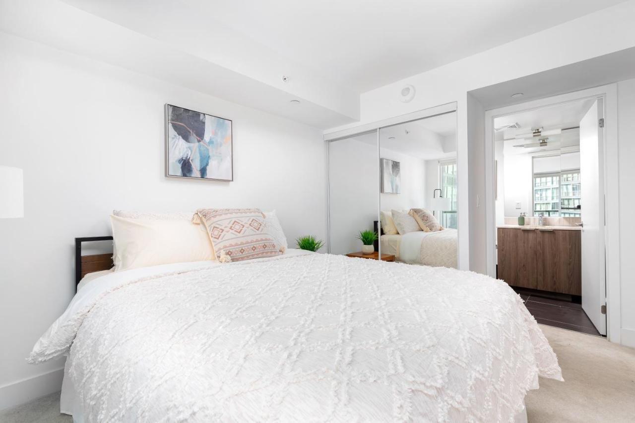 Appartement Upscale & Modern 2Bd + Den 2Ba Heart Of Downtown! à Toronto Extérieur photo