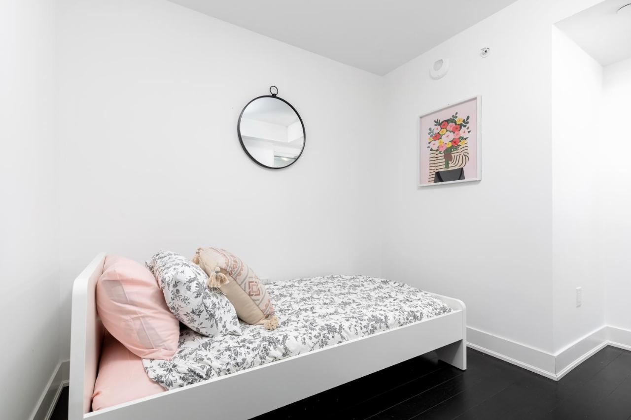 Appartement Upscale & Modern 2Bd + Den 2Ba Heart Of Downtown! à Toronto Extérieur photo