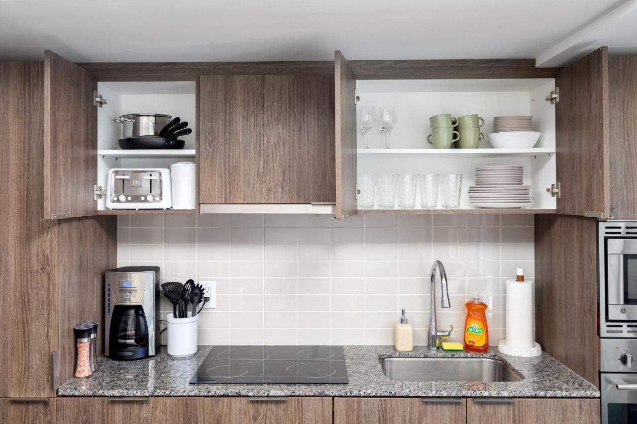 Appartement Upscale & Modern 2Bd + Den 2Ba Heart Of Downtown! à Toronto Extérieur photo