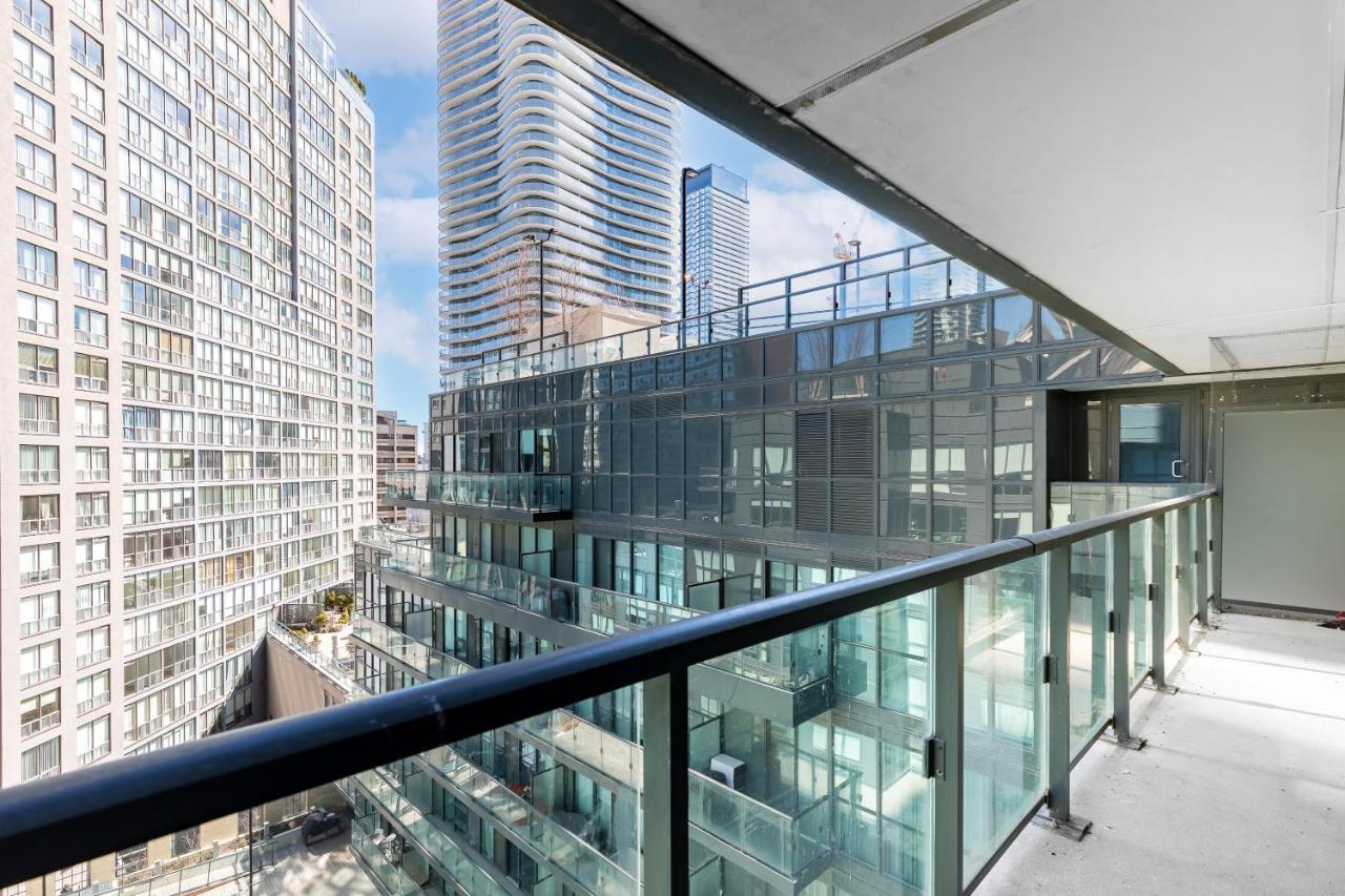 Appartement Upscale & Modern 2Bd + Den 2Ba Heart Of Downtown! à Toronto Extérieur photo